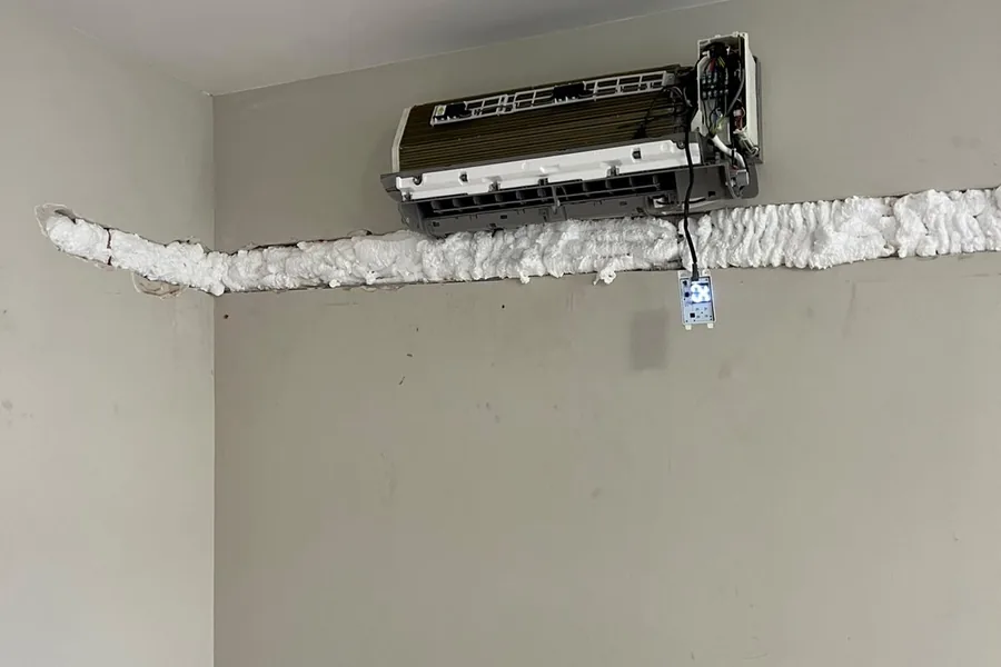 Jednostka wewnętrzna klimatyzacji i instalacja poprowadzona w bruździe ściennej, montaż podtynkowy w Poznaniu