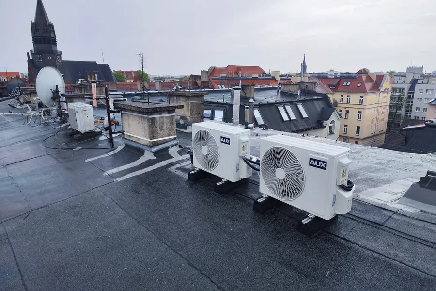 Realizacja Adapia Energy: Agregaty AUX na dachu, Poznań