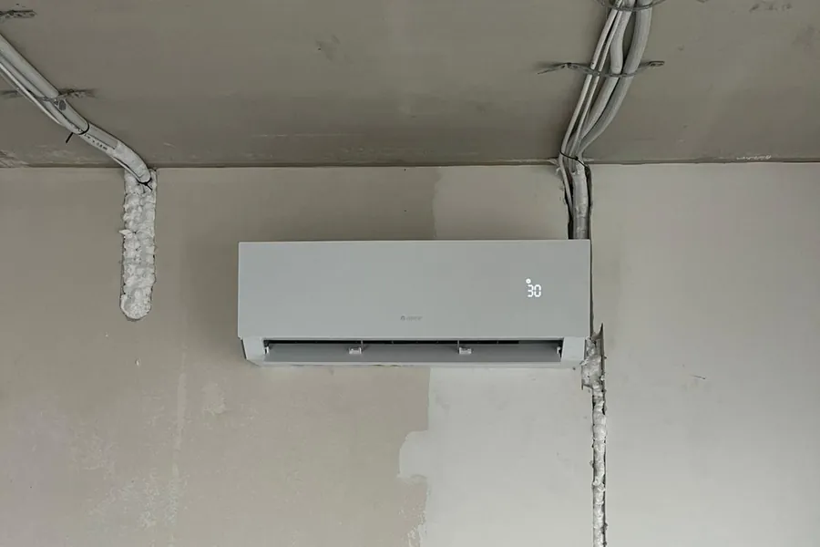 Realizacja Adapia Energy: Klimatyzacja ścienna, montaż przed wykończeniem