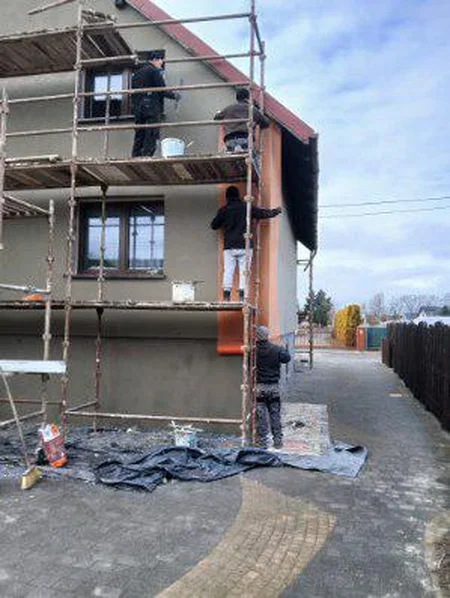 Ocieplenie elewacji z rusztowania, prace w toku